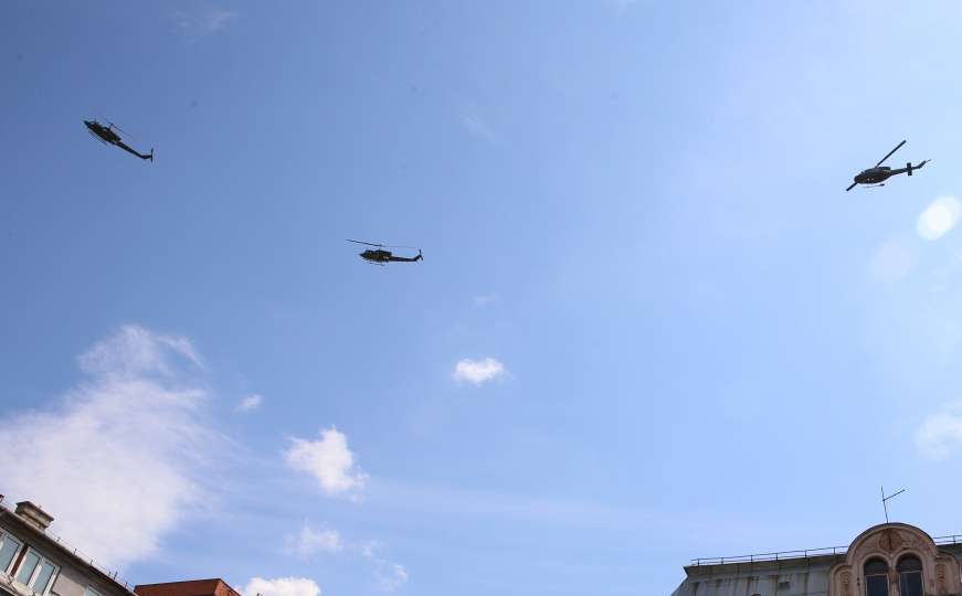 Devet helikoptera na nebu iznad Sarajeva dio svečanog čina EUFOR-a